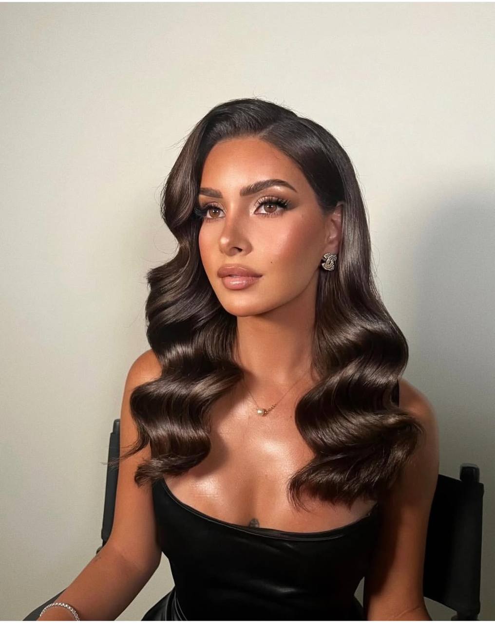 Glam portrait with long Hollywood waves and a soft nude lip